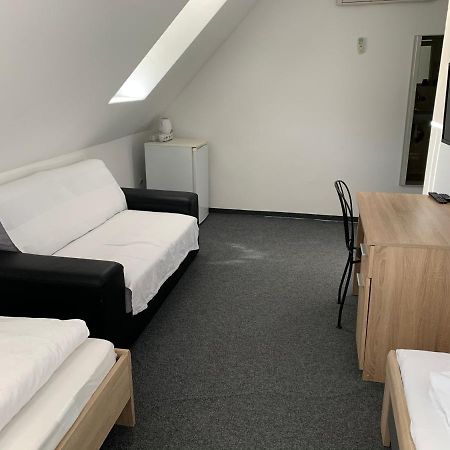 Penzion Holiday Трнава Экстерьер фото