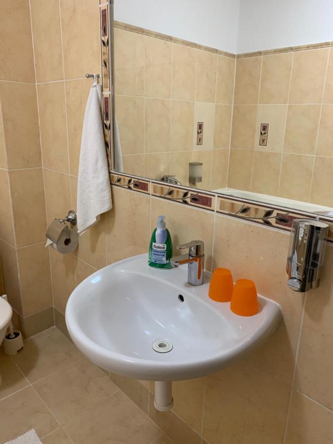 Penzion Holiday Трнава Экстерьер фото
