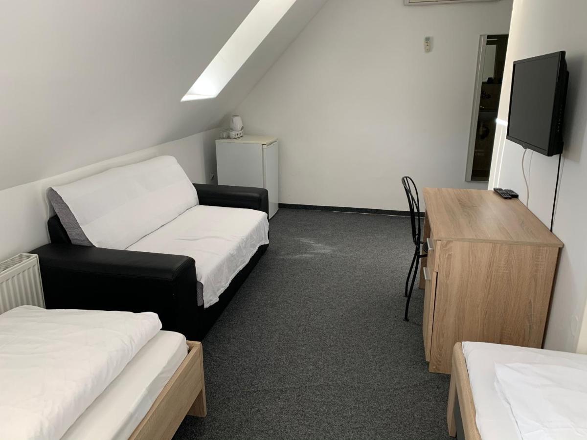 Penzion Holiday Трнава Экстерьер фото